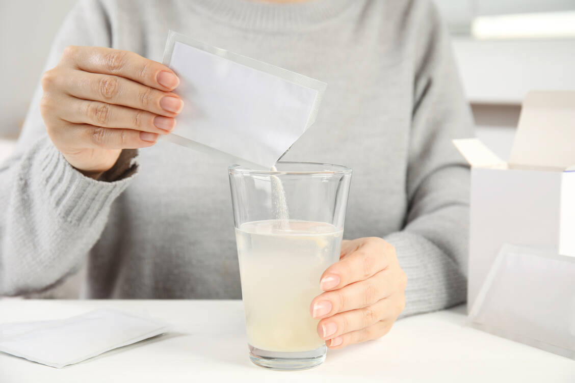 Macrogol liegt als Laxans häufig in Form eines Pulvers zum Herstellen einer Lösung zum Einnehmen vor.  / Foto: Getty Images/Liudmila Chernetska