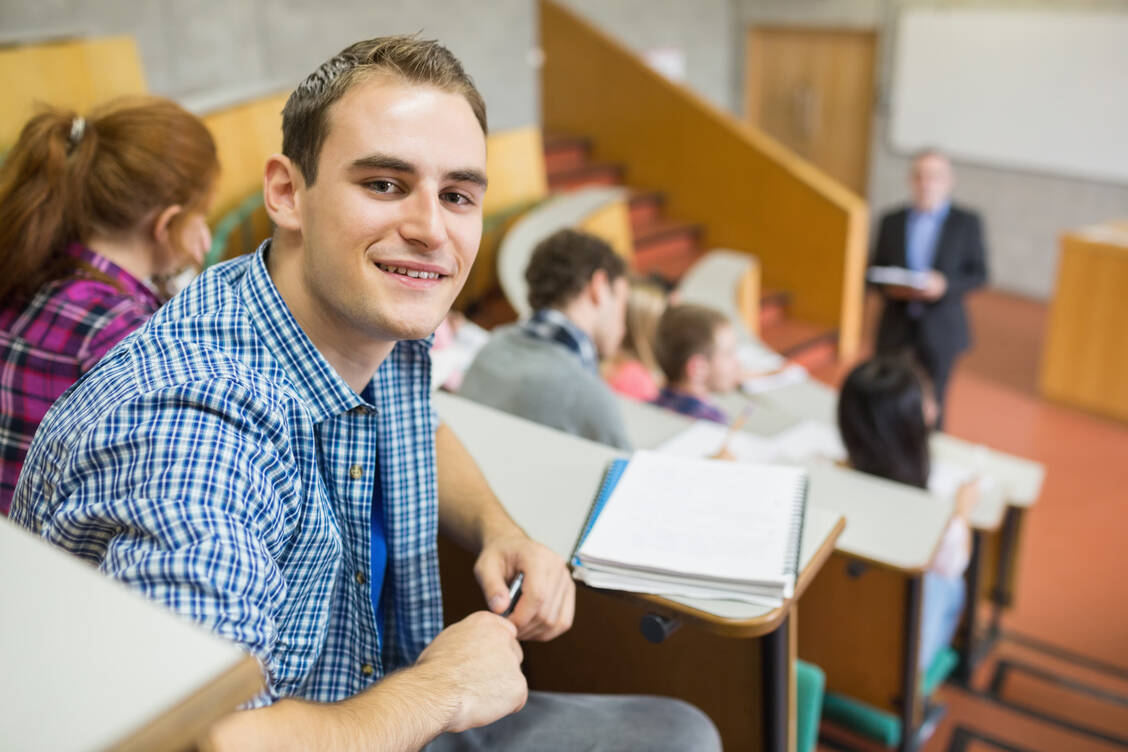 Drei von vier Studierenden stimmen einer Verlängerung des Pharmaziestudiums nur  zu, wenn dadurch die Zahl der Semesterwochenstunden  sinkt. / Foto: Adobe Stock/WavebreakMediaMicro