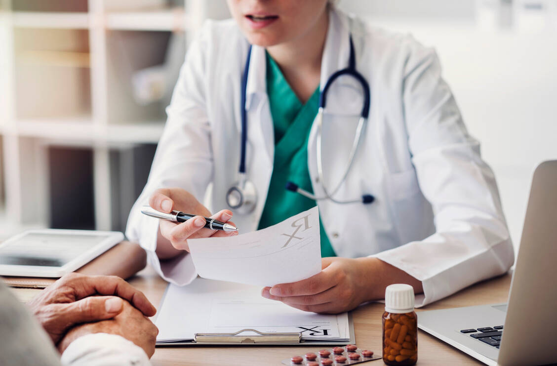 Ärzte sollten den Patienten in die Therapieentscheidung mit einbeziehen und die Vor- und Nachteile einer Therapie ebenso wie die Folgen einer Nicht-Behandlung erläutern. Das erhöht die Chance, dass der Patient sein Rezept einlöst und das Medikament dauerhaft anwendet. / Foto: Adobe Stock/sebra