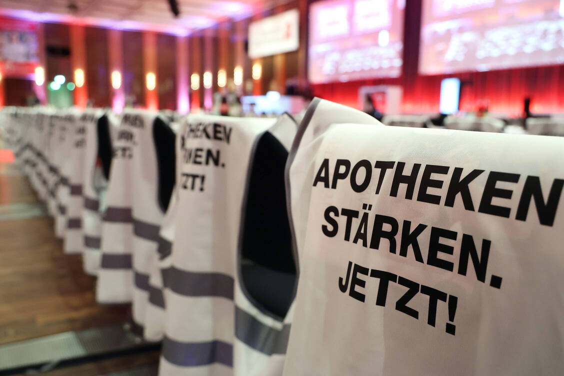 »Apotheken stärken. Jetzt«: So lautete der Slogan von Overwienings Rede. Jedes Mal, wenn die ABDA-Präsidentin diese Formulierung verwendete, brandete Applaus auf. / Foto: PZ/Alois Müller