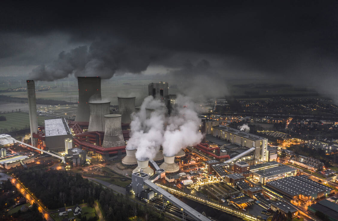 Die Uni Hamburg hat berechnet, wie sich der Emissionshandel in der EU auf den Ausstoß von Schwefeldioxid, Stickoxiden und Feinstaub ausgewirkt hat. / Foto: Getty Images/Schroptschop