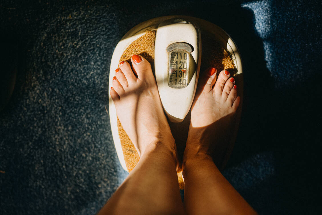 Im Schnitt wogen Patienten nach zwölf Monaten Tirzepatid-Anwendung 15,3 Prozent weniger als zum Therapiebeginn, während es unter Semaglutid 8,3 Prozent weniger des Ausgangsgewichts waren. / Foto: Getty Images/Stefania Pelfini, La Waziya Photography