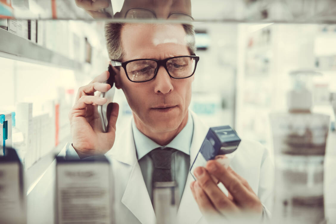 Endlich Klarheit: Wenn der Apotheker etwa aufgrund von Lieferengpässen auf ein Präparat ausweichen muss,  das teurer ist als das verordnete Arzneimittel, bedarf es keiner telefonischen Rücksprache mit dem Arzt. / Foto: Adobe Stock/georgerudy
