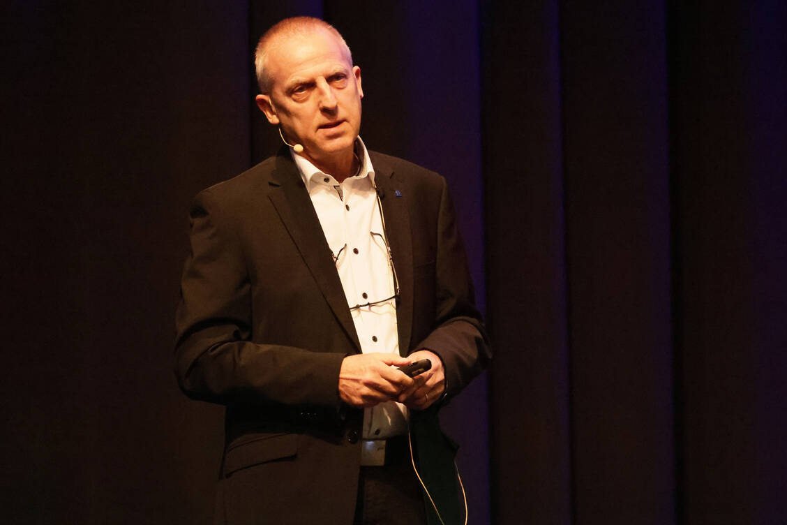 Professor Dr. Rolf Marschalek aus Frankfurt am Main erklärte, warum SARS-CoV-2 häufiger Autoimmunität triggern kann als andere Viren – und empfahl eindringlich, sich gegen Omikron boostern zu lassen. / Foto: PZ/Alois Müller