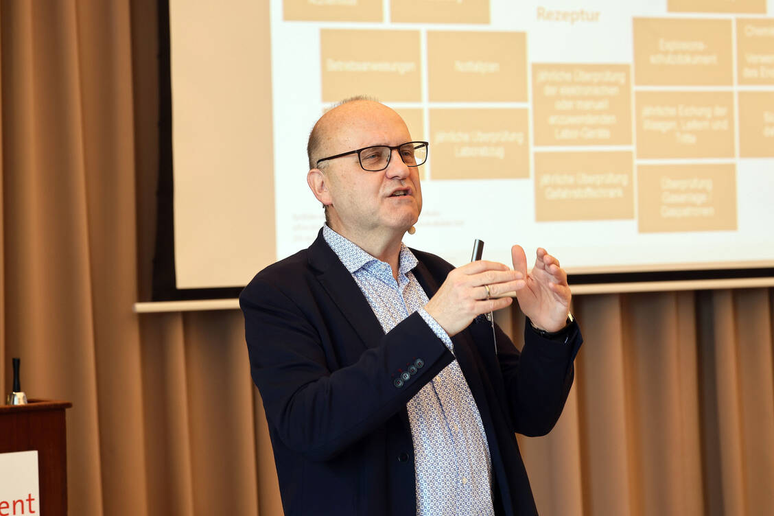 »Müssen Apotheken sich neu erfinden und wenn ja, wie?«, hieß der Vortrag von Apothekenökonom Professor Andreas Kaapke. / © PZ/Alois Müller