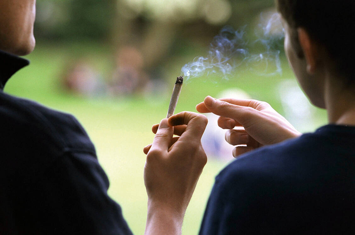Vor allem junge Erwachsene greifen zu Cannabis. / Foto: dpa