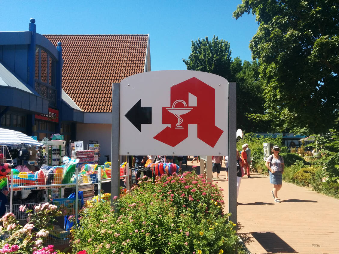 In Deutschland haben Urlauber es in der Regel nicht weit bis zur nächsten Apotheke, wie hier auf der Boltenhagener Strandpromenade. Nord- und Ostsee zählen dieses Jahr zu den bevorzugten Urlaubszielen. / Foto: PZ/Daniela Hüttemann