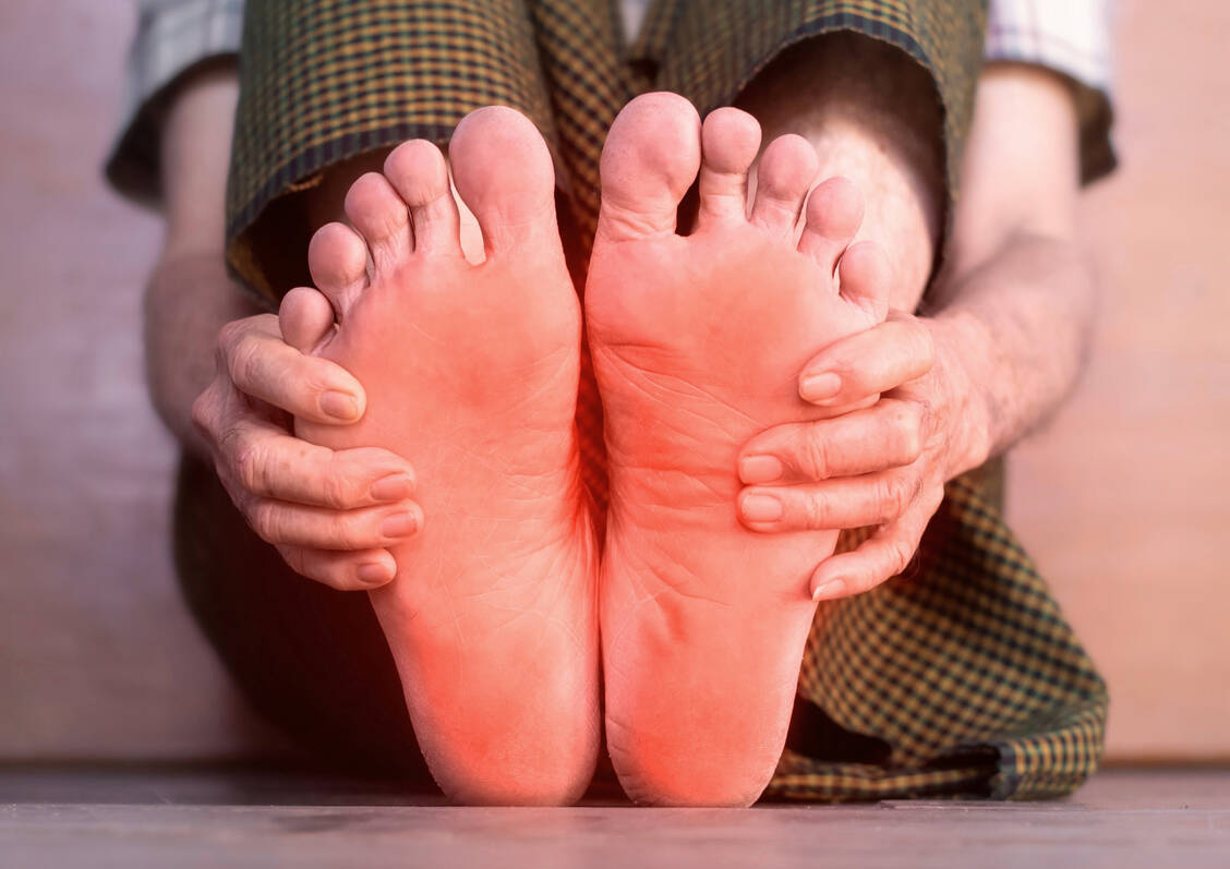 Neuropathische Schmerzen können eine Folge von schwerem Vitamin-B-Mangel sein. / © Adobe Stock/Zay WIn Htai