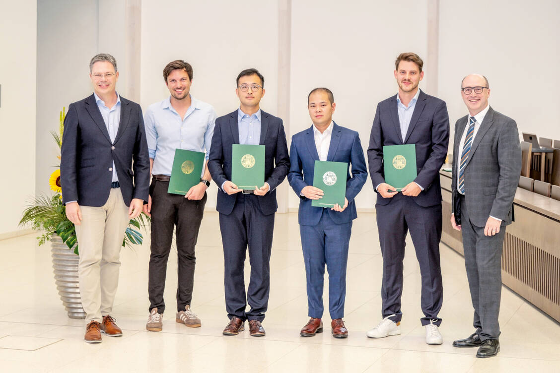 Verleihung des AbbVie-Promotionspreises (von links): Dr. Martin Bultmann, Dr. David Jürgens, Dr. Shuhe Wang, Dr. Minh Sai, Dr. Markus Müller und Professor Dr. Robert Fürst / © Department für Pharmazie/Andreas Schebesta