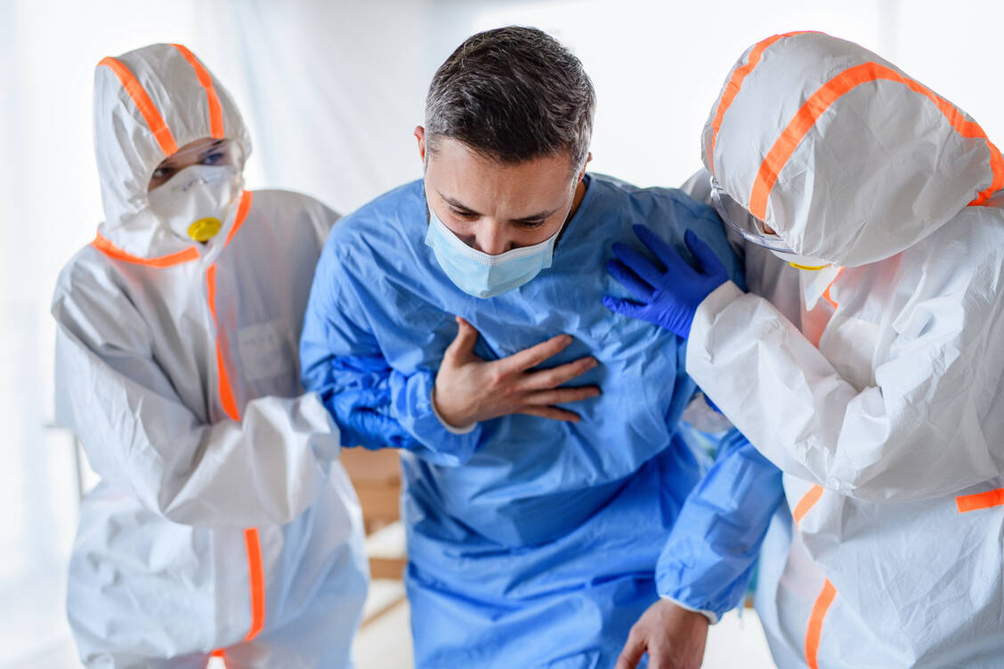 Klinikmitarbeiter haben derzeit ein hohes Risiko, sich mit dem SARS-Coronavirus-2 zu infizieren. Die Sicherheit und Wirksamkeit des Impfstoffs CVnCoV in dieser besonderen Risikogruppe untersucht nun das Unternehmen Curevac.  / Foto: Adobe Stock/Halfpoint