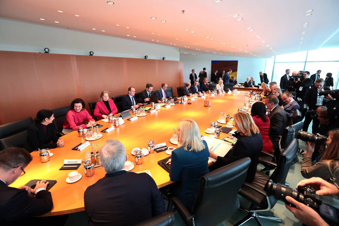 Neben großen Themenblöcken wie Rente und Bürgergeld soll auch die Apothekenreform am Mittwoch von den Kabinettsmitgliedern beraten werden. / © Imago/Jens Schicke