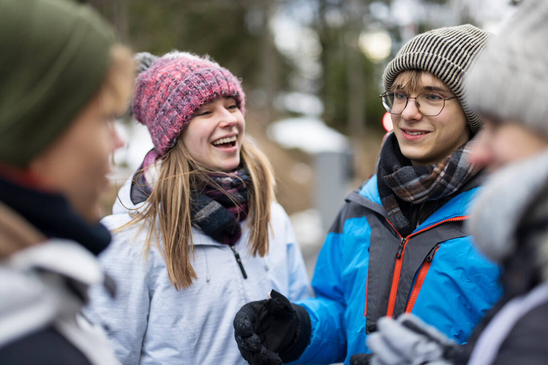 Nicht nur körperliche Veränderungen, sondern auch soziale Kontakte spielen in der Pubertät eine große Rolle. / © Getty Images/Imgorthand