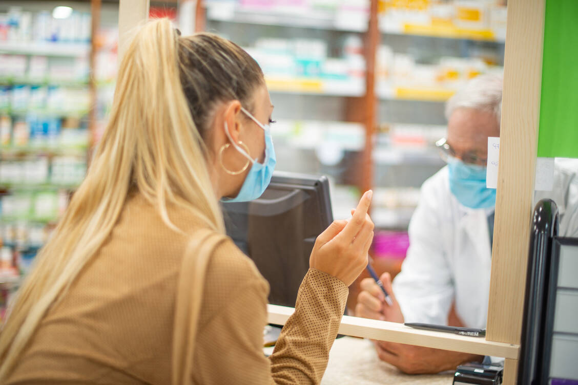Nach einem sehr kurzfristig angekündigten Start der Impfnachweise in der Apotheke, müssen viele ihre Kunden am heutigen Montag vertrösten – Der Server des DAV-Portals ist überlastet. / Foto: Adobe Stock/Minerva Studio