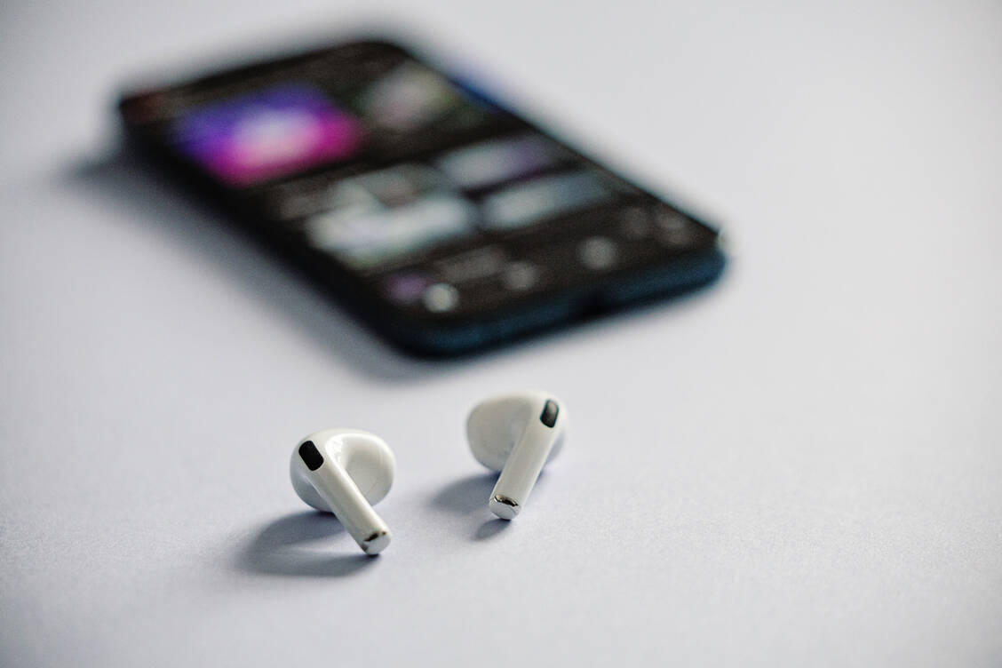 Entgegen verbreiteter Gerüchte im Internet stellen Bluetooth-Kopfhörer keine Gesundheitsgefahr dar. / © Getty Images/mrs