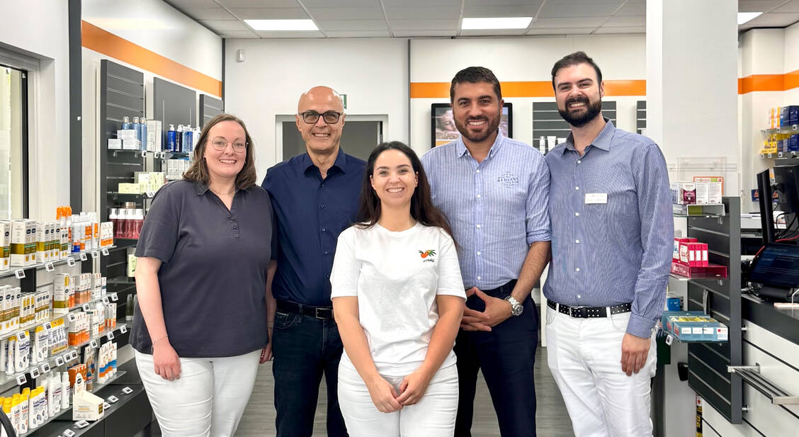 Das Team der farma-plus Apotheke Glückauf und Bundestagsabgeordneter Serdar Yüksel (SPD).  / © Apotheke Glückauf