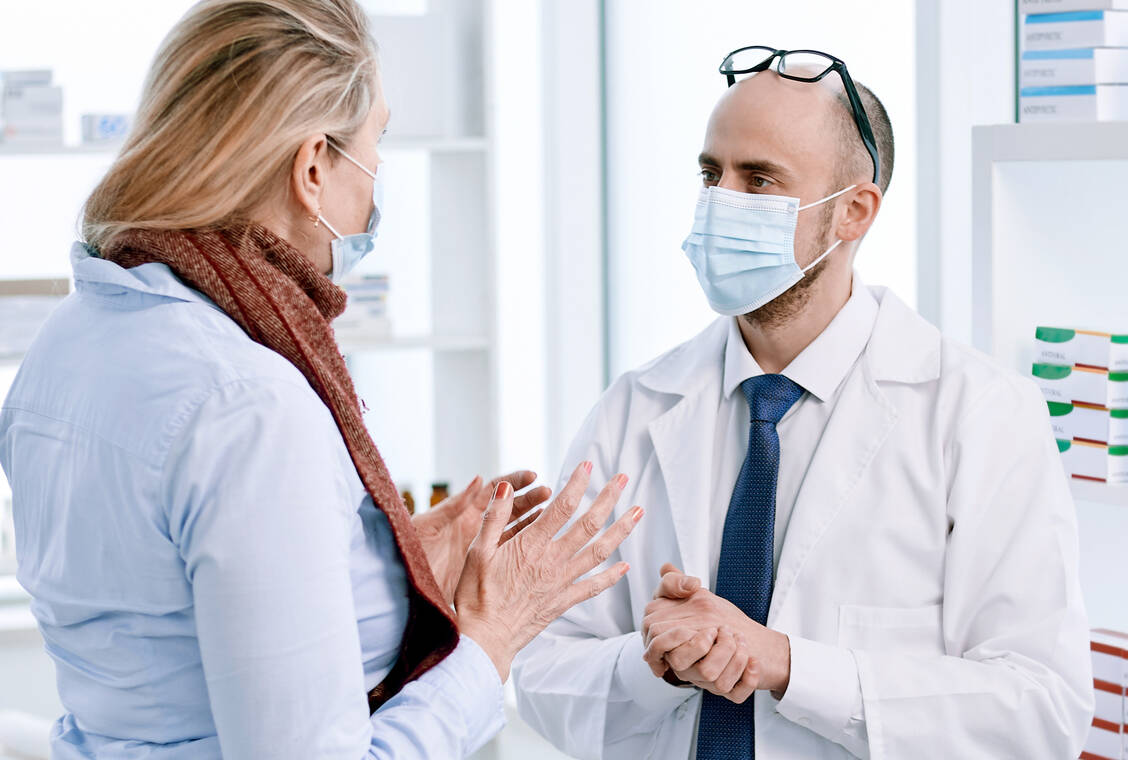 Das Apothekenteam sollte Patienten präoperativ nach der Selbstmedikation und zu Präpa­raten der CAM fragen und dazu beraten. / Foto: Adobe Stock/yurolaitsalbert