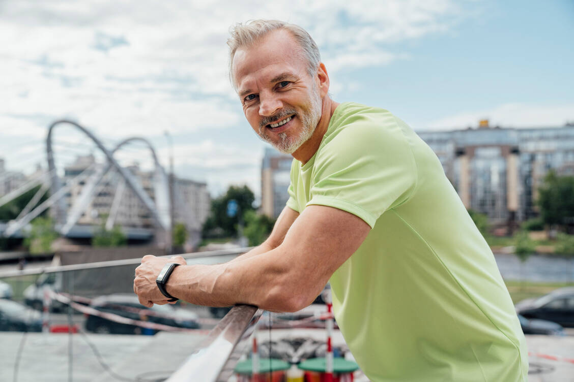 Wer möglichst alt werden möchte und das bei klarem Kopf, sollte nicht rauchen und auch sonst auf einen gesunden Lebensstil achten, um nicht Bluthochdruck oder Diabetes zu entwickeln. / © Getty Images/Westend61/Vasily Pindyurin
