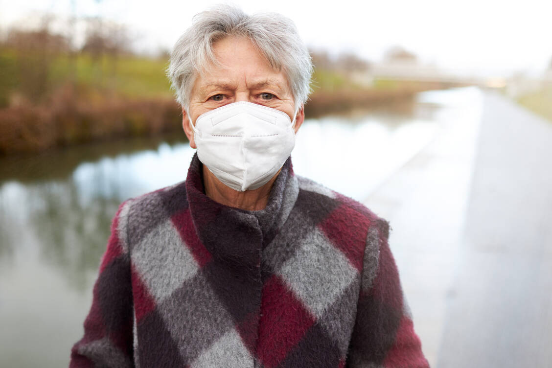 Alter war in der Studie der stärkste Risikofaktor für einen schweren Verlauf trotz Impfung. Ältere Menschen sollten sich deshalb boostern lassen und Maske tragen, um Infektionen zu vermeiden. / Foto: Getty Images/2K Studio