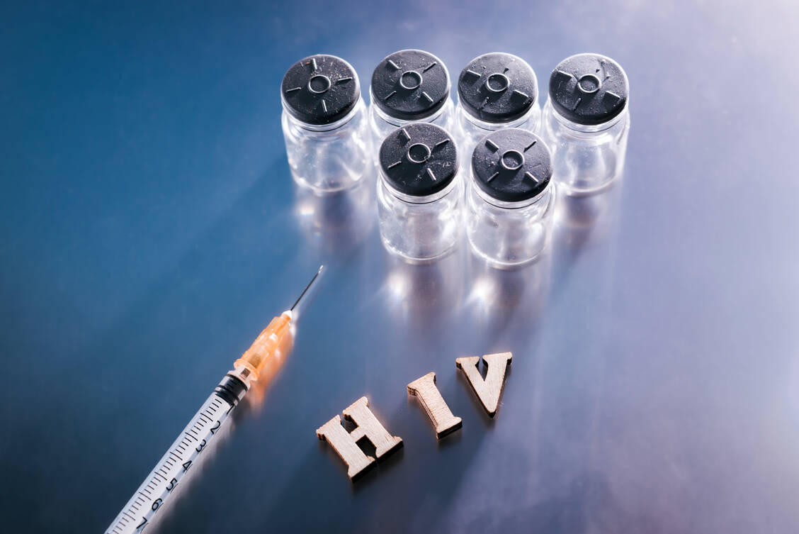 Eine Therapie der HIV-Infektion, die nur zweimal im Jahr gegeben werden muss: Das verspricht der neue Wirkstoff Lenacapavir. Er muss allerdings gespritzt werden. / Foto: Getty Images/Joaquin Corbalan
