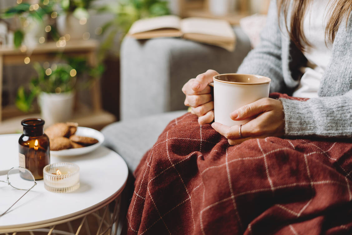 Bei einer Erkältung sollte man sich Ruhe gönnen und nicht die Symptome mit Medikamenten bekämpfen und weiter zur Arbeit gehen. / Foto: Adobe Stock/Anna