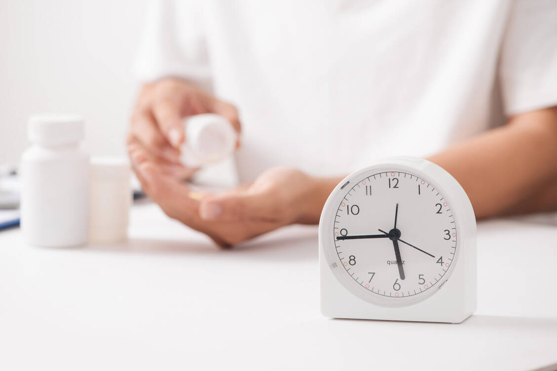 Leberenzyme, die auch am Metabolismus von Arzneistoffen beteiligt sind, weisen eine tageszeitabhängige Aktivität auf. Dies zu berücksichtigen, könnte die Wirksamkeit und Verträglichkeit optimieren. / Foto: Adobe Stock/makistock