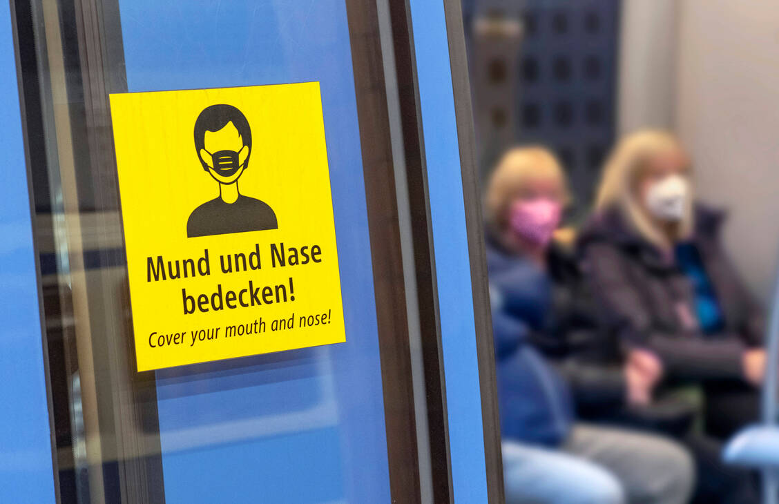 In Bayern und Sachsen-Anhalt gibt es im öffentlichen Nahverkehr keine Maskenpflicht mehr, andere Länder bleiben dabei. / Foto: IMAGO/Wolfgang Maria Weber