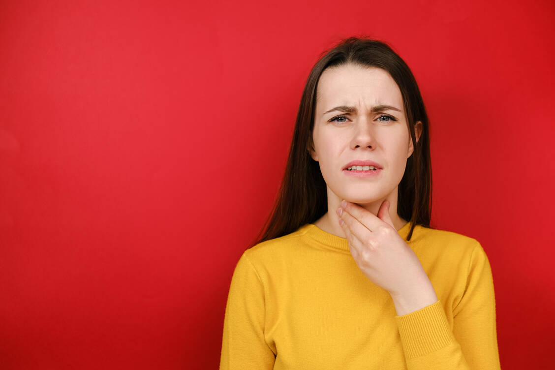 Ein schmerzender Hals ist unangenehm. Das OTC-Sortiment der Apotheke bietet aber reichlich Präparate zur Linderung.  / Foto: Adobe Stock/Yura Yarema