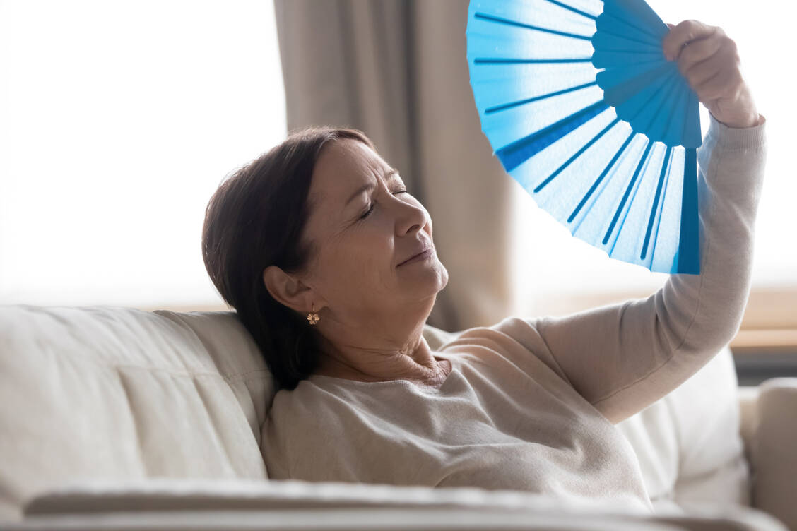 Bei vasomotorischen Beschwerden in den Wechseljahren kann eine Hormonersatztherapie hilfreich sein. / Foto: Getty Images/fizkes