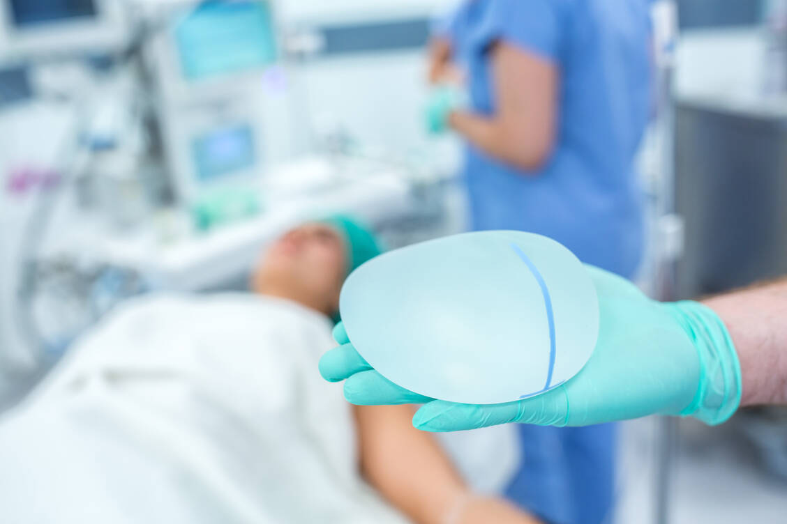 Im »Implantateregister Deutschland« sollen künftig nicht nur Brustimplantate, sondern auch  Endoprothesen für Hüfte und Knie registriert werden. / Foto: Getty Images/Coolpicture