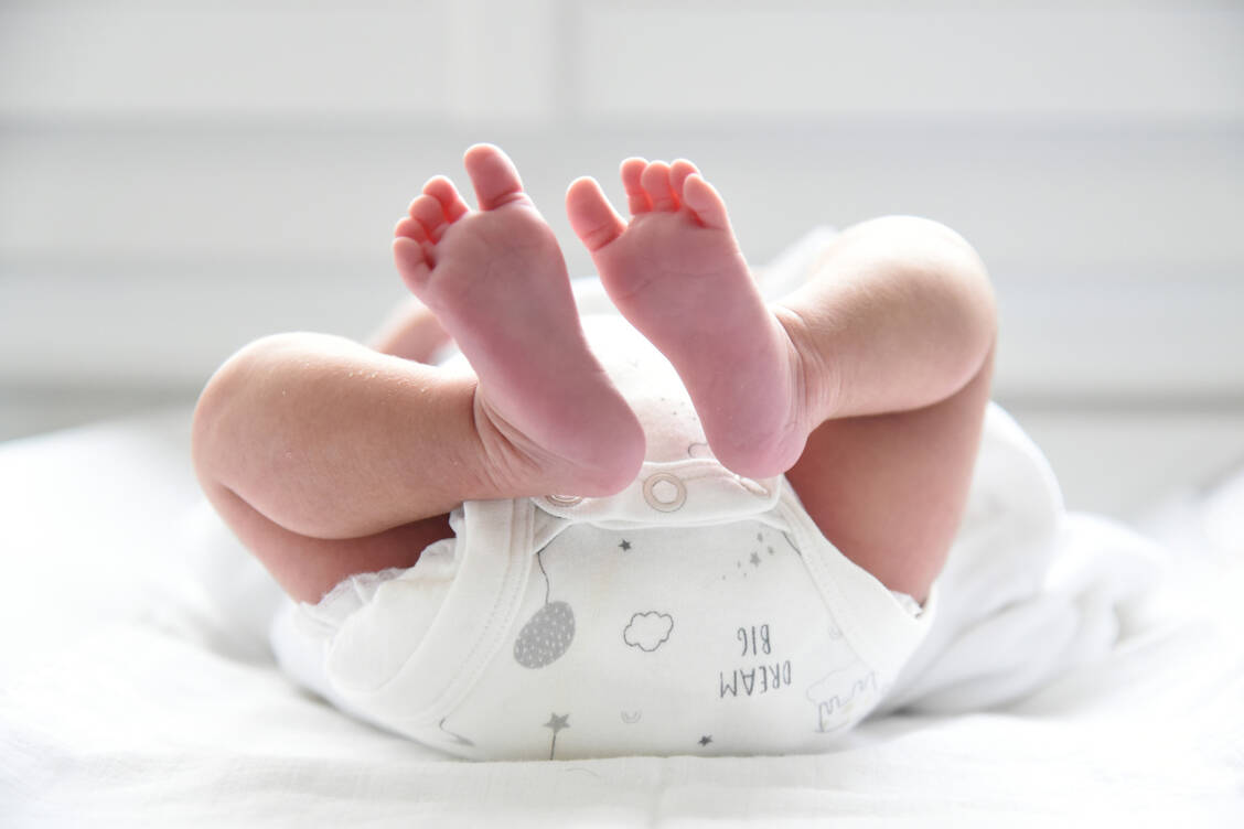 Das feucht-warme Milieu einer Babywindel begünstigt Candida-Infektionen. Kommt es zu einem solchen Windelsoor, lässt er sich mit Nystatin gut behandeln. / Foto: Adobe Stock/Aufort Jérome