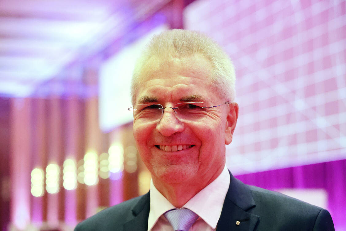 DAV-Chef Hans-Peter Hubmann hob hervor, wie wichtig die Geschlossenheit der Apothekerschaft sein wird. / Foto: PZ/Alois Mueller