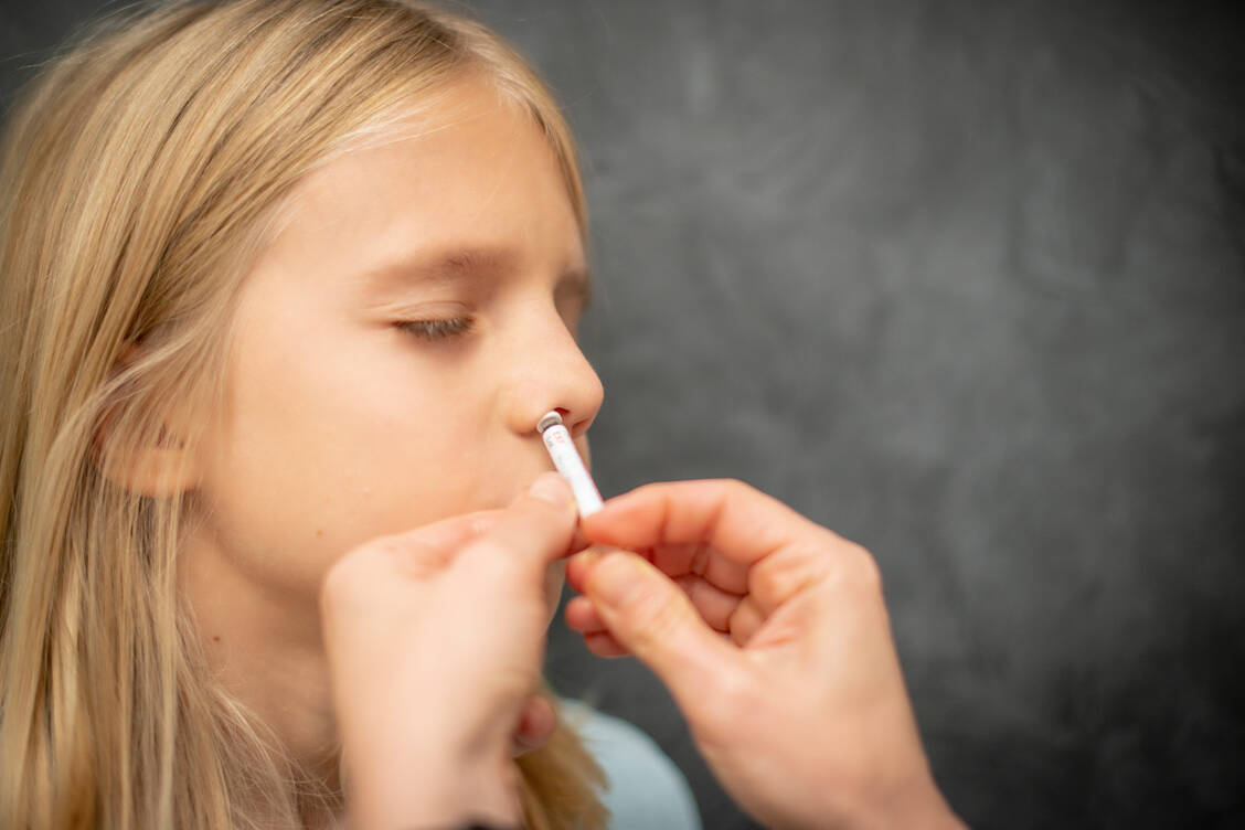Der nasal zu applizierende Grippeimpfstoff  Fluenz war trivalent, dann  tetravalent und wird jetzt wieder trivalent. / Foto: Getty Images/Paul Biris