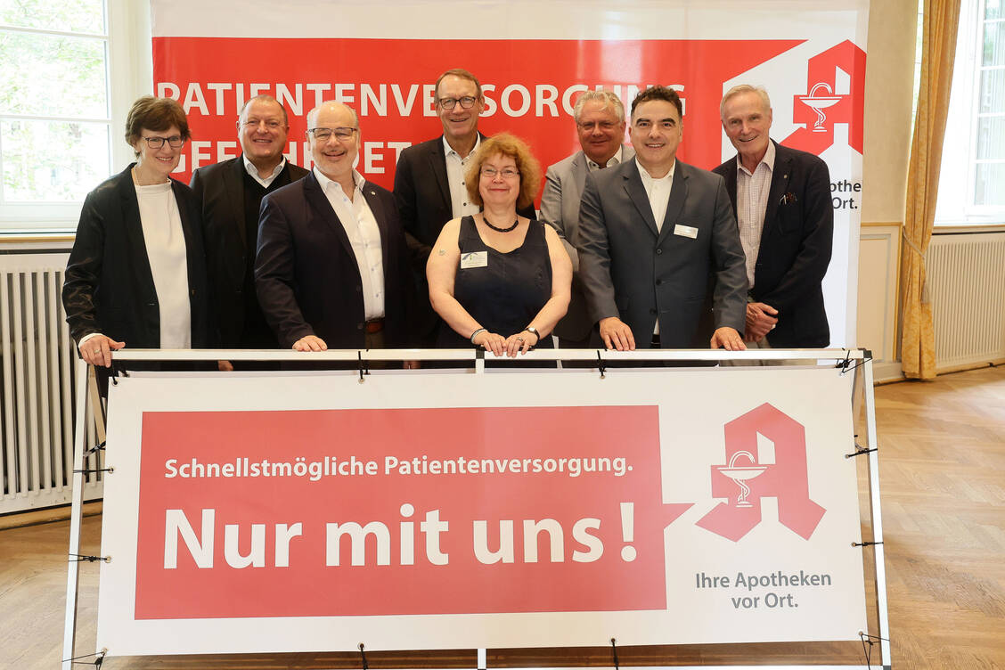 Machten in der Regionalkonferenz in Köln auf die Folgen der geplanten Apothekenreform aufmerksam (von links): Dagmar Hußmann, Armin Hoffmann, Georg Kippels, Thomas Preis, Sabine Härter, Ralph Elster, Gabriele Amoriello und  Oliver Funken. / Foto: AVNR/Alois Müller