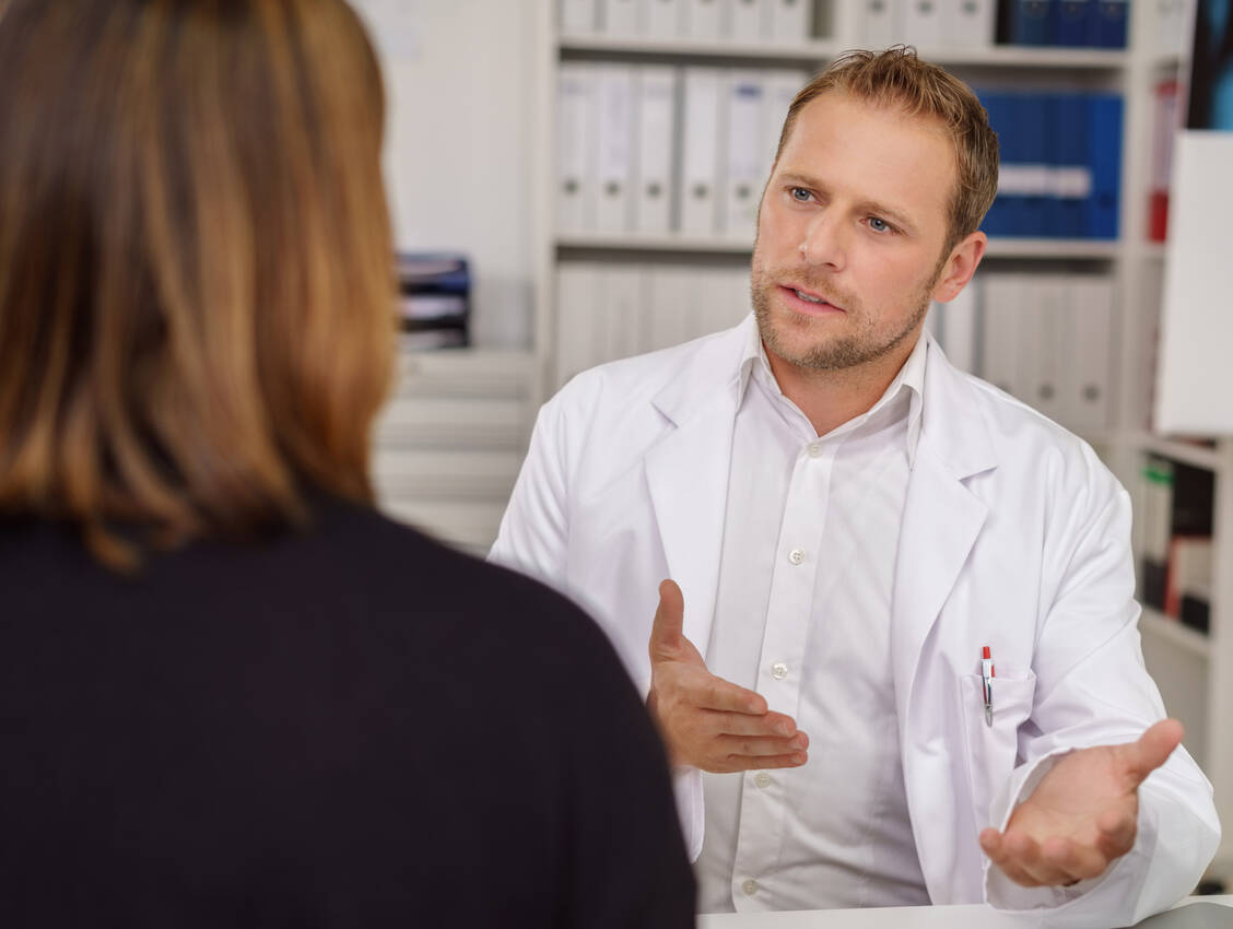 Bei Brustkrebspatientinnen vor den Wechseljahren ist die Aussagekraft biomarkerbasierter Tests zu der Frage, ob auf eine Chemotherapie verzichtet werden kann, weniger gut als bei Patientinnen nach den Wechseljahren. Das hat das IQWiG aktuell festgestellt. / © Adobe Stock/contrastwerkstatt