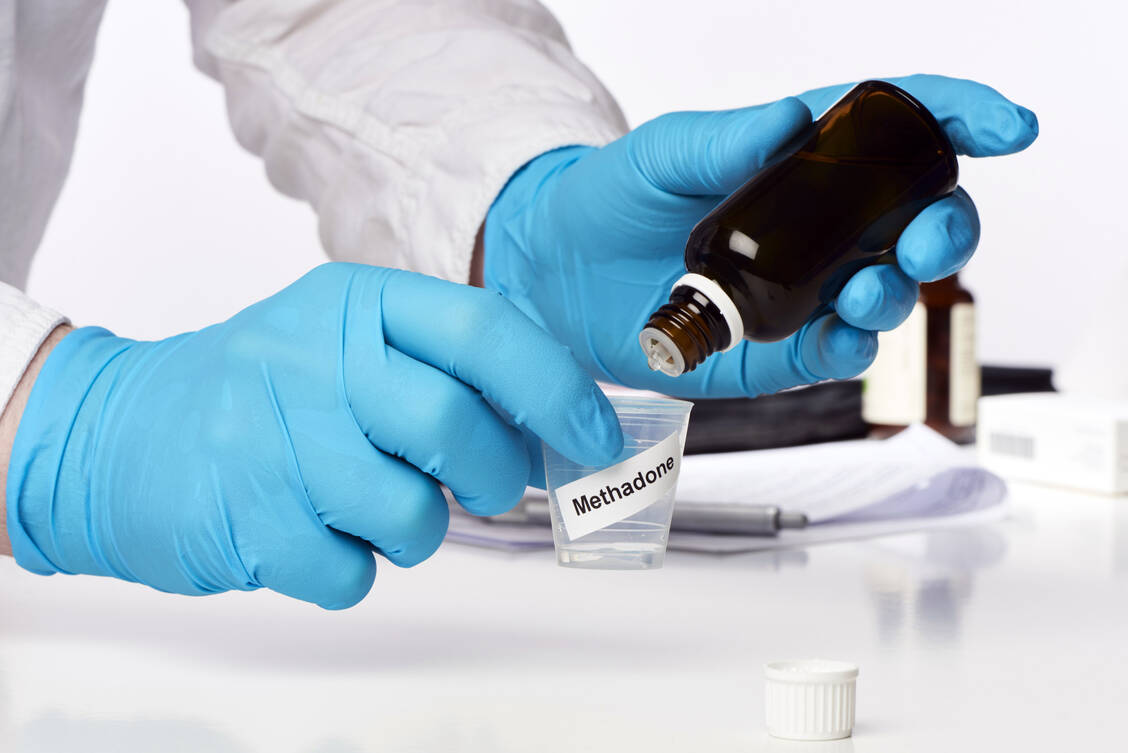 Substituierende Ärzte können mit öffentlichen Apotheken vereinbaren, dass diese Opioidabhängigen Substitutionsmittel zum unmittelbaren Verbrauch überlassen. / © Adobe Stock/M.Rode-Foto
