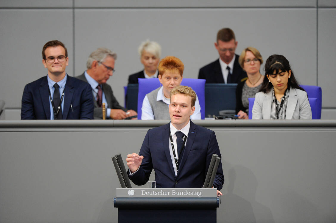 Der Pharmaziestudent Benedikt Bühler stritt heute im Petitionsausschuss des Bundestags für das Rx-Versandverbot. (Archivbild) / Foto: Deutscher Bundestag
