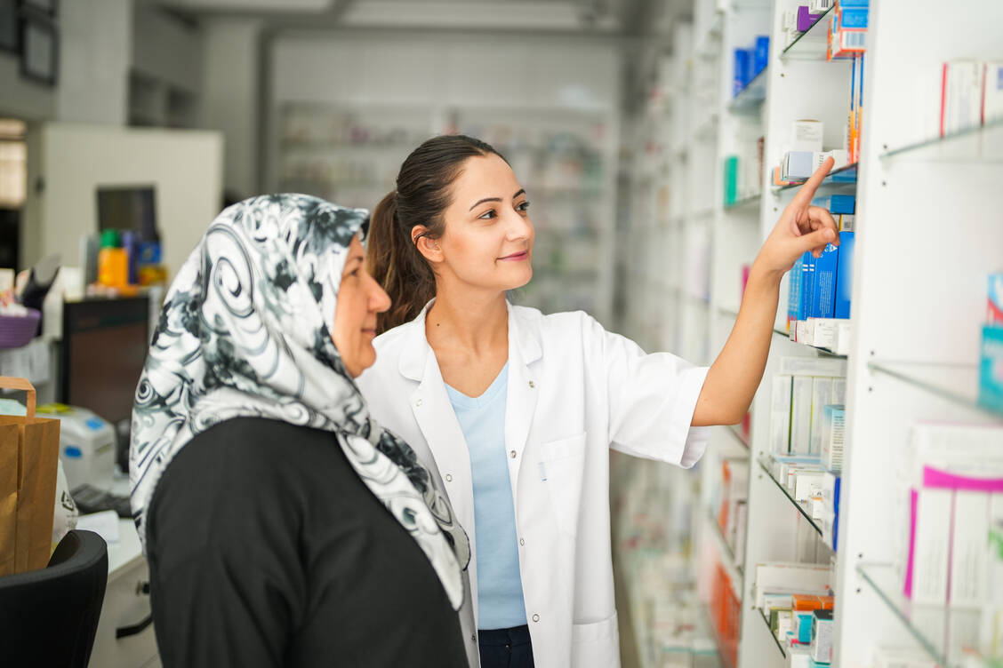 Eine klare Verständigung ist unerlässlich, damit Arzneimittel richtig angewendet werden können.  Gezielte, auf die Bedürfnisse abgestimmte Serviceangebote können  dabei unterstützen.  / © Getty Images/yasindmrblk