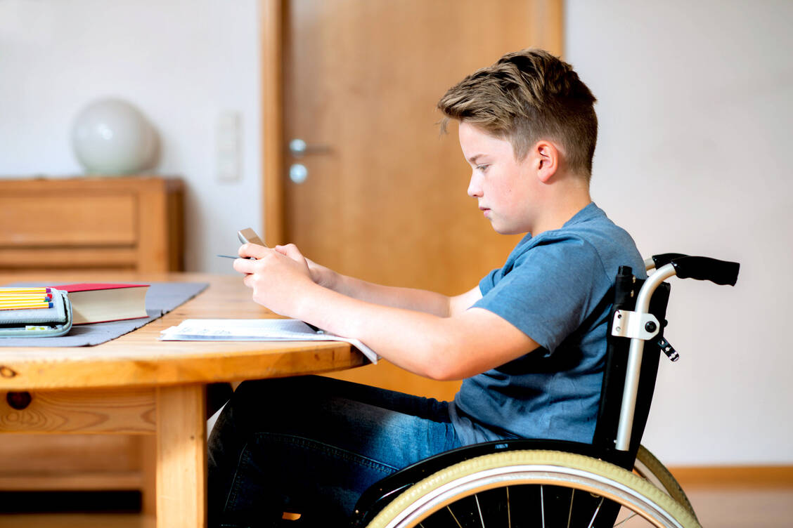 Die Duchenne-Muskeldystrophie manifestiert sich nur bei Jungen. Schon im Teenager-Alter sind die meisten auf den Rollstuhl angewiesen.  / Foto: Fotolia/Firma V
