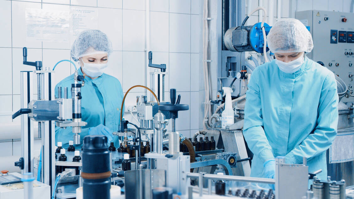 Eine Verkettung von Umständen: Geschäftsrückgang der Auto- und Bauindustrie hat Auswirkungen auf Chemie und Pharma.  / © Adobe Stock/MIKHAIL