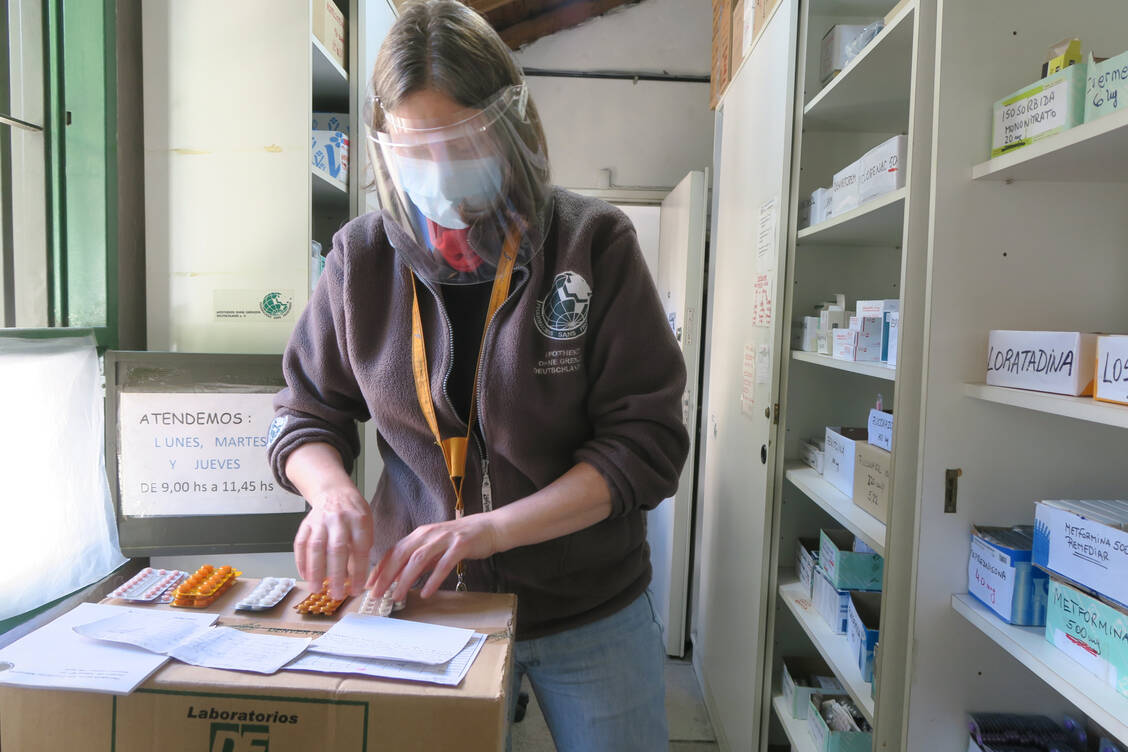 Dr. Carina Vetye und ihr Team setzen alles daran, die benötigten Medikamente für ihre Patienten zu beschaffen. Die Ausstattung ist zum Teil rudimentär. / Foto: Foto: Apotheker ohne Grenzen