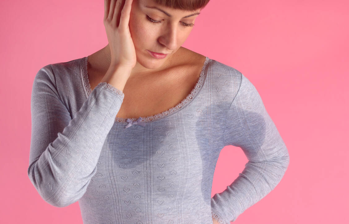 Hitzewallungen klingen nach einem harmlosen Symptom, sie können jedoch die Lebensqualität stark einschränken und als Nebenwirkung einer endokrinen Brustkrebstherapie die Adhärenz gefährden. / © Getty Images/Peter Dazeley