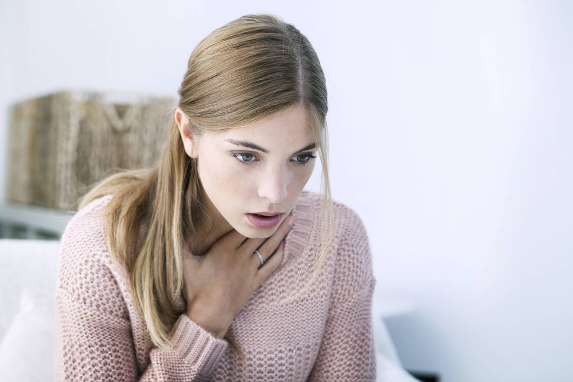 Erste Anzeichen einer Anaphylaxie können ein Kratzen im Hals, Heiserkeit und eine erschwerte Atmung sein.  / Foto: Adobe Stock/RFBSIP