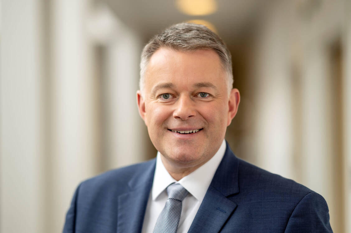 Gordon Schnieder ist der Spitzenkandidat der CDU. Der 51-Jährige ist seit 2016 Abgeordneter im Landtag von Rheinland-Pfalz. Seit 2023 ist er Fraktionsvorsitzender. Der Finanzwirt ist der Bruder des Verkehrsministers Patrick Schnieder, er ist verheiratet und hat drei Kinder. / © CDU/ Torsten Silz