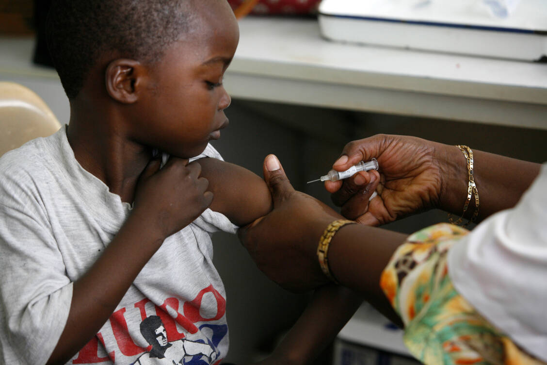In einigen Gebieten Afrikas ist Malaria die Hauptursache für Kindersterblichkeit. Eine konsequente Impfung vom Kleinkindern kann effektiv helfen, Leben zu retten. / © Getty Images/Pascal Deloche