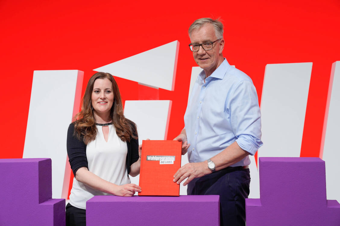 Das Linken-Spitzenduo Janine Wissler und Dietmar Bartsch präsentiert das neue Programm der Partei, mit dem die Linke in den Bundestagswahlkampf zieht.  / Foto: Imago images/Political-Moments