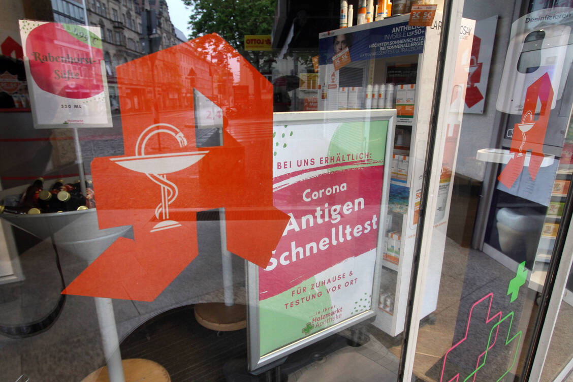 Die Ergebnisse von Schnelltests sollen Apotheken künftig auch in die Corona-Warn-App einspeisen können.  / Foto: Imago Images/Ralph Peters