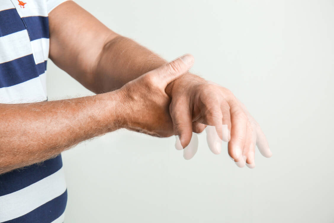Zittern ist eines der Kardinalsymptome von Parkinson. Levodopa ist anfangs ein gut wirksames Medikament, meist lässt jedoch die Wirkung im Laufe der Jahre nach. / Foto: Adobe Stock/Pixel-Shot