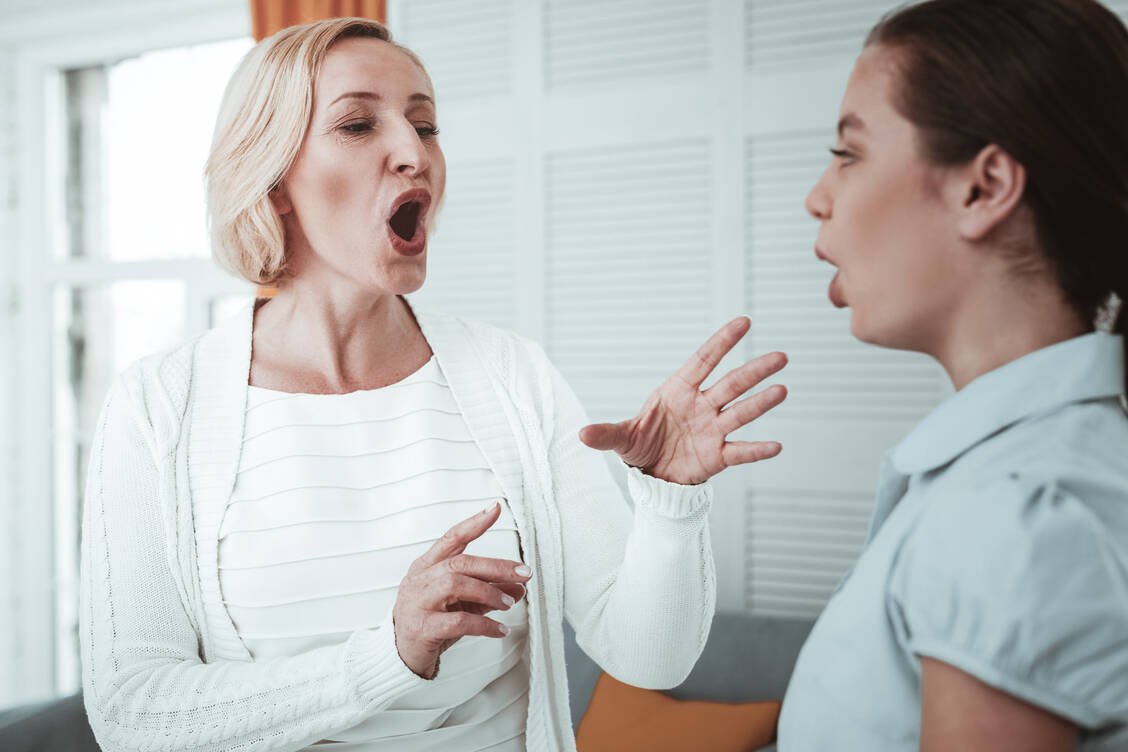 Zweimal die Woche bekommen Long-Covid-Patientinnen und -Patienten in einer Studie ein Gesangstraining, um damit die Lungenfunktion zu stärken. / Foto: Adobe Stock/Viacheslav Lakobchuk