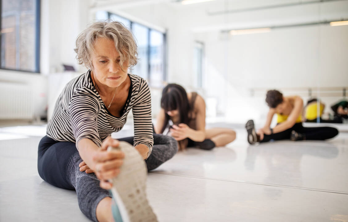 Stretching direkt vor und nach dem Sport kann Verletzungen vorbeugen – ist der Muskelkater erst einmal da, sollte man jedoch nicht mehr dehnen. / Foto: Getty Images/Luis Alvarez