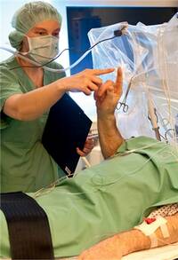Die Tiefe Hirnstimulation wird ergänzend zur Arzneimitteltherapie angewendet. In einer Studie verbesserte sie signifikant die Beweglichkeit und Lebensqualität im Vergleich zur alleinigen Medikamentengabe.
<p class="fotonachweis">Foto: UKSH</p>